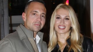 Η Κωνσταντίνα Σπυροπούλου σε βραδινή εμφάνιση στο πλευρό του Βασίλη Σταθοκωστόπουλου