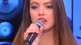 Δανάη Λιβιεράτου: Δείτε τη 14χρονη κόρη του Λάμπη Λιβιεράτου να τραγουδάει ζωντανά στο πλευρό του μπαμπά της!