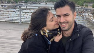 Ο Γιάννης Τσιμιτσέλης και η Κατερίνα Γερονικολού &quot;ανοίγουν&quot; το στολισμένο σπίτι τους