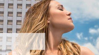 Πηνελόπη Αναστασοπούλου: Αποκαλύπτει την ηλικία της &amp; δηλώνει: «Μου λείπει το αυθόρμητο που έπαιρνα το πρώτο αεροπλάνο με τις φίλες μου &amp; πήγαινα να παρακολουθήσω συναυλίες»