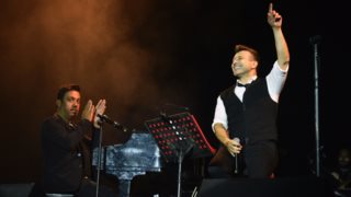 Γιάννης Πλούταρχος &amp; Γιώργος Θεοφάνους μαζί επί σκηνής! Στο πλευρό του η Μαρία Κακοσαίου