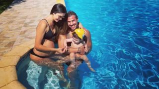 Ο Άκης Πετρετζίκης σε μια #FamilyGoal φωτογραφία με την Κωνσταντίνα Παπαμιχαήλ &amp; τον μικρό Αχιλλέα λίγο πριν τον ερχομό της κόρης τους