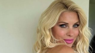 Η Ελένη Μενεγάκη επέλεξε το πιο sexy χρώμα πεντικιούρ - και δεν είναι το κόκκινο