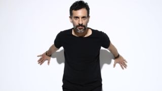 O Γιώργος Χρανιώτης φωτογραφίζει τον γιο του στην Άνδρο