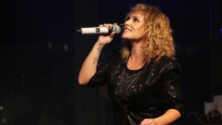 Ελεωνόρα Ζουγανέλη: Το προσκλητήριο γάμου - εισιτήριο &amp; το νυφικό υπερπαραγωγή