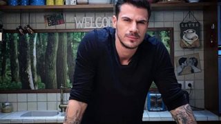 Άκης Πετρετζίκης: «Πριν βγω στην τηλεόραση έλεγα κι εγώ ότι ξέρω να μαγειρεύω, αλλά αν μου έδινες ένα κοτόπουλο να σου ψήσω στο φούρνο με πατάτες δεν ήξερα να το φτιάξω»