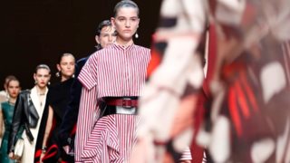 Alexander McQueen: Δείτε το δώρο που έκανε o οίκος στους καλεσμένους του show