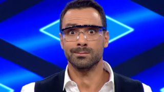 Σάκης Τανιμανίδης: Στο trailer της νέας του εκπομπής κρατάει... μπόμπα! Δείτε το