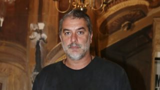 Ο Βασίλης Μπισμπίκης φωτογραφίζεται όπως δεν τον έχουμε ξαναδεί - Με τακούνια και δικτυωτές κάλτσες