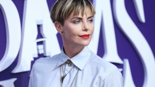 Charlize Theron: Κουρεύτηκε ξανά! Δες το νέο look και τη νέα απόχρωση στα μαλλιά της
