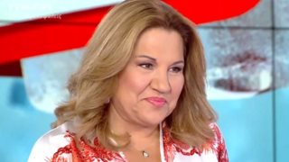 Viral of  the Day: Η Δέσποινα Μοιραράκη μιλάει &amp; πίσω της περνάει... ο μασκοφόρος