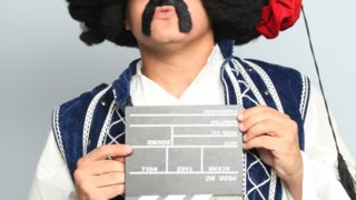 Ελληνοφρένεια: Ποιος διάσημος τραγουδιστής συναντά τον Τσολιά και κρίνεται από τον Μπαλούρδο;