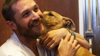 Tom Hardy: Ποζάρει με σκυλιά και φτιάχνει την ημέρα μας