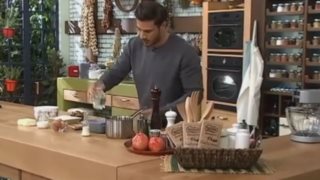 Συνταγή για καρυδόπιτα με σοκολάτα από τον Άκη Πετρετζίκη: Τα υλικά και ο τρόπος εκτέλεσης: VIDEO