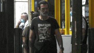 Συντετριμμένος ο Κωνσταντίνος Καζάκος για το χαμό του Κώστα Καζάκου | Η πρώτη του δημόσια εμφάνιση