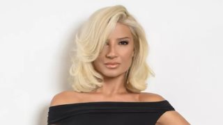 Πιο κομψή από ποτέ: Η Φαίη Σκορδά υιοθέτησε το άκρως κολακευτικό bombshell blond trend