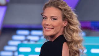 Η Ζέτα Μακρυπούλια φόρεσε το ιδανικό βελούδινο κοστούμι για χριστουγεννιάτικες εμφανίσεις