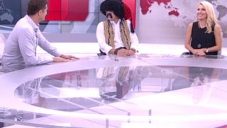 Ελένη Μενεγάκη: Με τον Σρόιτερ και τον Τσολιά στο κεντρικό δελτίο: Δείτε το video!