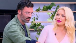 Ελένη Μενεγάκη &amp; Γιώργος Παπακώστας σε επικό διάλογο για το viral κοτόπουλο: &quot;Έχεις πάρει χαμπάρι τι έγινε χθες;&quot;
