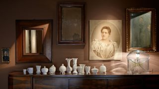 CONFRONTING MAXIMALISM: Η Νικομάχη Καρακωστάνογλου - Μπουτάρη σε ξεναγεί στη συλλογή του παλαιοπωλείου ΜΑΡΤΙΝΟΣ