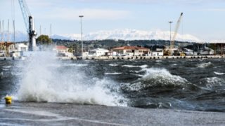 Θυελλώδεις άνεμοι και σήμερα - Παραμένει το τσουχτερό κρύο - Πώς θα εξελιχθεί η κακοκαιρία