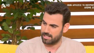 Νίκος Πολυδερόπουλος: "Εσύ που τραγουδάς, στην αδερφή σου το τραγούδαγες αυτό;"