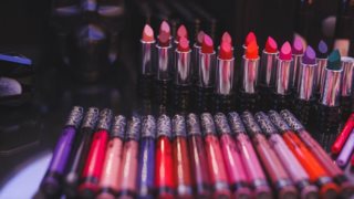 Kat Von D : Η σειρά καλλυντικών με την υπογραφή της είναι πλέον στην Ελλάδα
