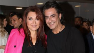 Καίτη Γαρμπή | Φωτογραφίζει τον Διονύση Σχοινά στις καλοκαιρινές τους διακοπές