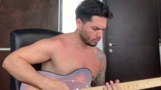 Χρήστος Μάστορας: Πετάει (ξανά) το μπλουζάκι του &amp; παίζει στην κιθάρα ένα ερωτικό μπλουζ!