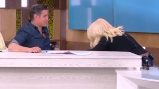 Η Ελένη Μενεγάκη έσπρωξε τον Δημήτρη Ουγγαρέζο από το σκαμπό – Δείτε το βίντεο