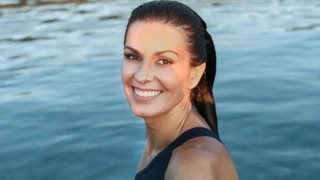 Η Τζίνα Αλιμόνου φόρεσε το ολόσωμο μαγιό που θα αναδείξει τη μαυρισμένη επιδερμίδα σου