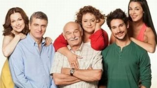 Οι αποκαλύψεις του Πάνου Βλάχου για τα παρασκήνια της Μουρμούρας: &quot;Έπαιρνα τα ρούχα της Ελένης Κοκκίδου, τα φορούσα και...&quot;