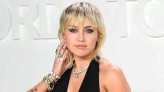Η Miley Cyrus με μαύρη διαφάνεια στη νέα καμπάνια των Dolce&amp;Gabbana