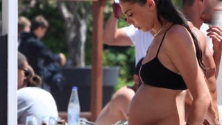 Ολυμπία Χοψονίδου: Νέα εμφάνιση με μπικίνι κατά τη διάρκεια της 5ης εγκυμοσύνης της: Φωτογραφίες