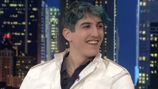 Good Job Nicky: &quot;Θα μου πουν &#39;έχεις μπλε μαλλιά, άρα είσαι gay&#39;. Είναι αστείο!&quot;