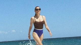 Η εντυπωσιακή εμφάνιση της Βίκυς Καγιά μέσα από τα κύματα