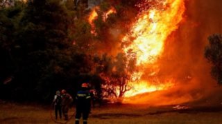 Πύρινη κόλαση στην Αττική: Στις πλαγιές της Πάρνηθας η φωτιά - Κάηκαν σπίτια, εκκενώθηκαν οικισμοί και γηροκομεία