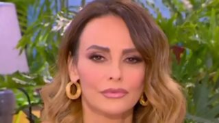 Μπέττυ Μαγγίρα: &quot;Γιατί απαντάει λοιπόν&quot;