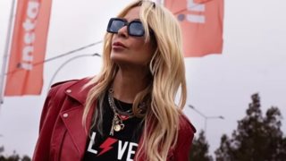 Η Άννα Βίσση με το lip oil που έχουμε όλες στη τσάντα μας