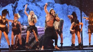 J2US | Η "καυτή" εμφάνιση της Josephine και του Νάσου Παπαργυρόπουλου