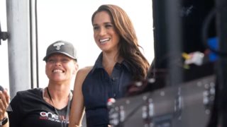 Meghan Markle | Με το Cartier ρολόι της Lady Di σε φιλανθρωπικό event του Kevin Costner