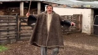 Γιάννης Στάνκογλου : Με την iconic κάπα του Γιάννη Βόγλη