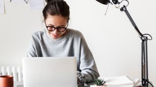 Work from home: 5 εύκολα χτενίσματα όταν εργάζεστε από το σπίτι
