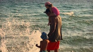 Η Κωνσταντίνα Παπαμιχαήλ φωτογραφίζει τον Άκη Πετρετζίκη και τα παιδιά τους στις πιο γλυκιές φωτογραφίες