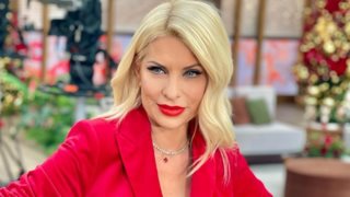 Η Ελένη Μενεγάκη φωτογραφίζεται με θέα το τοπίο της Άνδρου