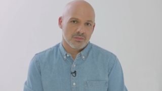 Νίκος Μουτσινάς: Διηγείται ιστορίες από όταν ήταν παιδί