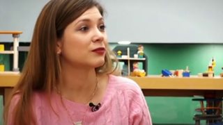 Η WTF δήλωση της ημέρας: Η «Μαρίκα» από τις «Άγριες Μέλισσες» αγκαλιάζει τα δέντρα για ενέργεια