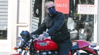 Easy Rider ο Πέτρος Κωστόπουλος! Οι paparazzi φωτογραφίες στο κέντρο της Αθήνας