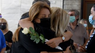 Συντετριμμένες  Άντζελα Γκερέκου και  Μαρία Βοσκοπούλου στο μνημόσυνο του Τόλη Βοσκόπουλου  - Φωτογραφίες