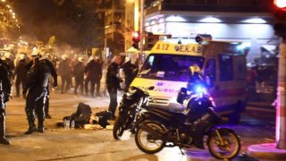 Σοκ και δέος από τη βία στη Νέα Σμύρνη: Επί 2,5 λεπτά έδερναν τον αστυνομικό